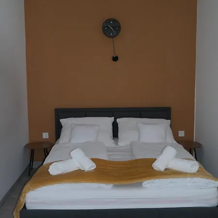 Apartment Shubu Garden Vendeghazak *