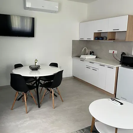 Apartment Shubu Garden Vendeghazak *