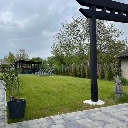 Apartment Shubu Garden Vendeghazak
